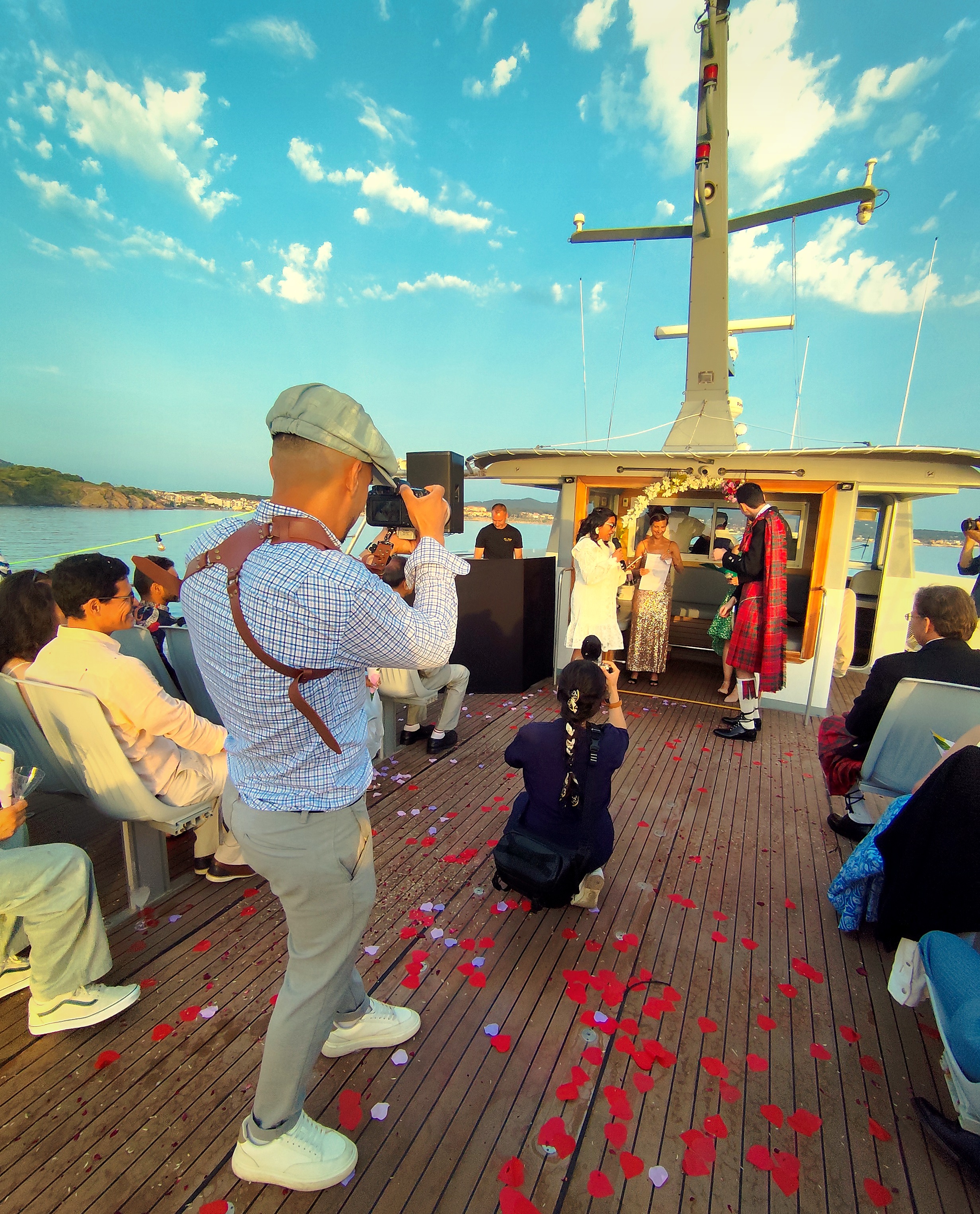 Abel photographe mariage en action - cérémonie sur yacht Méditerranée