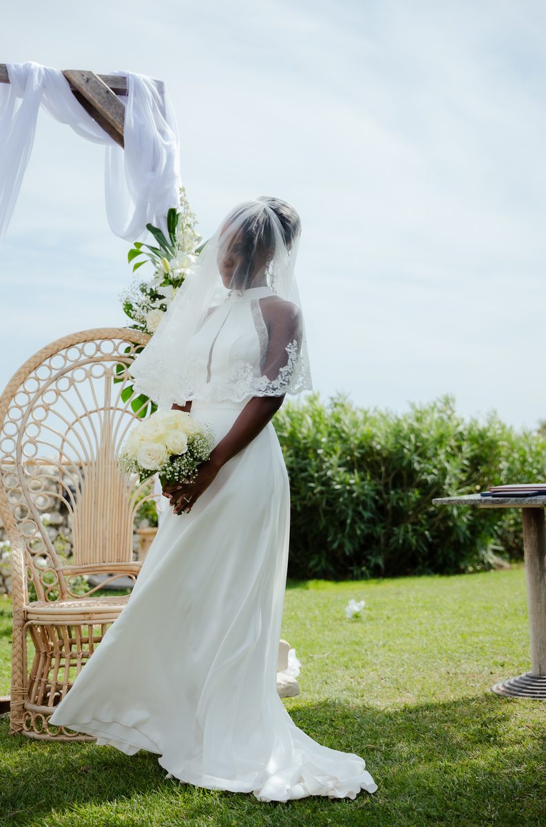 La mariée avec son voile et son bouquet – Domaine de Sarson Grignan