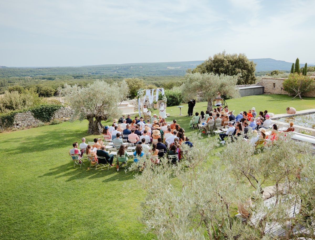 Vue aérienne de la cérémonie en plein air au Domaine de Sarson