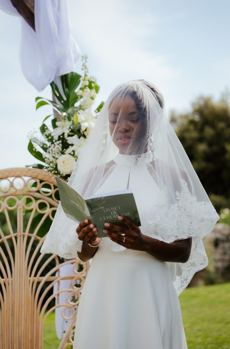 La mariée lisant le livret de cérémonie – Domaine de Sarson