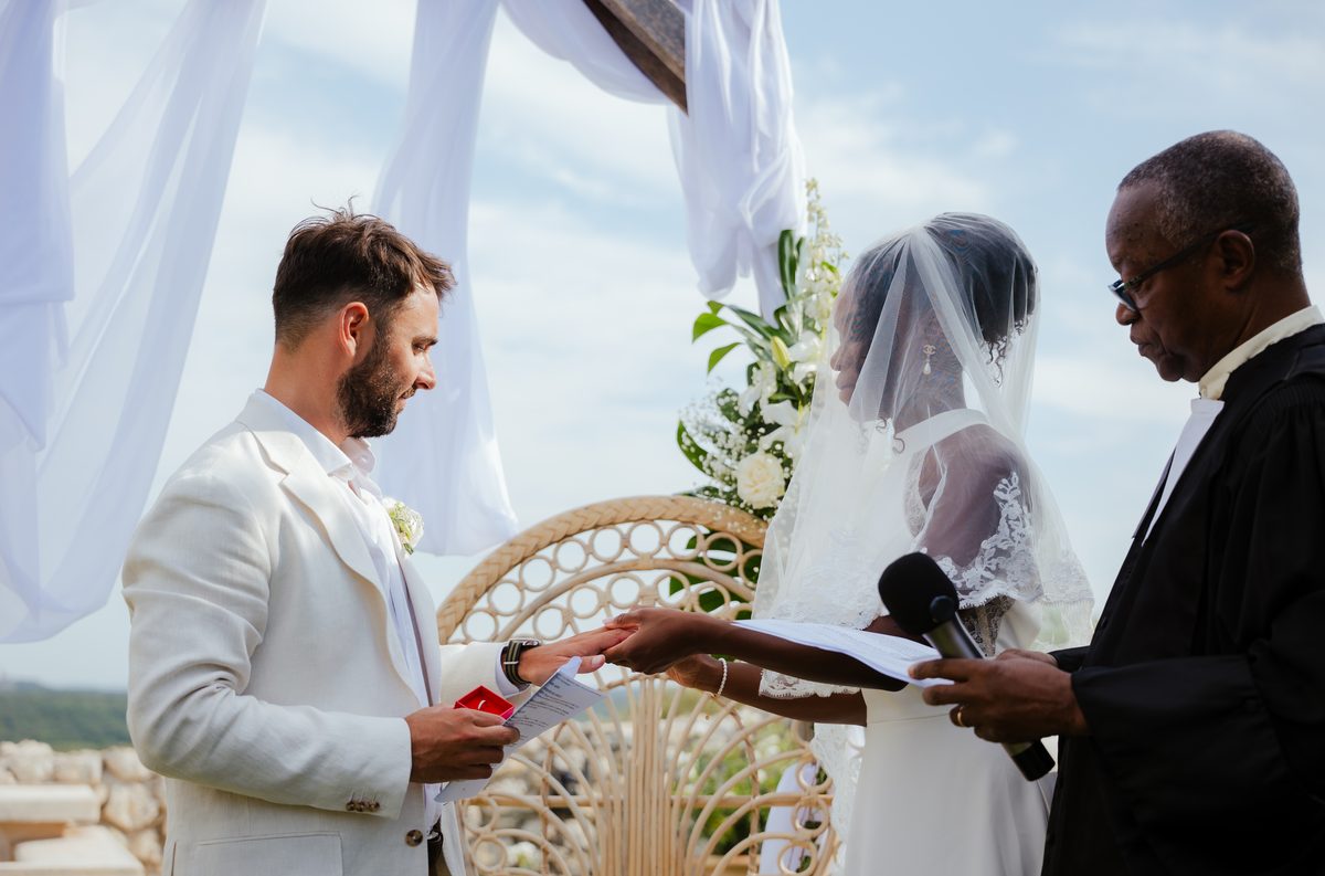 Échange des alliances à l'autel – Mariage Domaine de Sarson Grignan