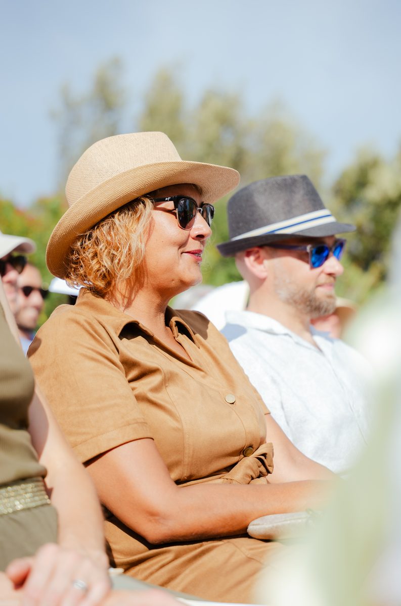 Les invités lors de la cérémonie en plein air – Domaine de Sarson