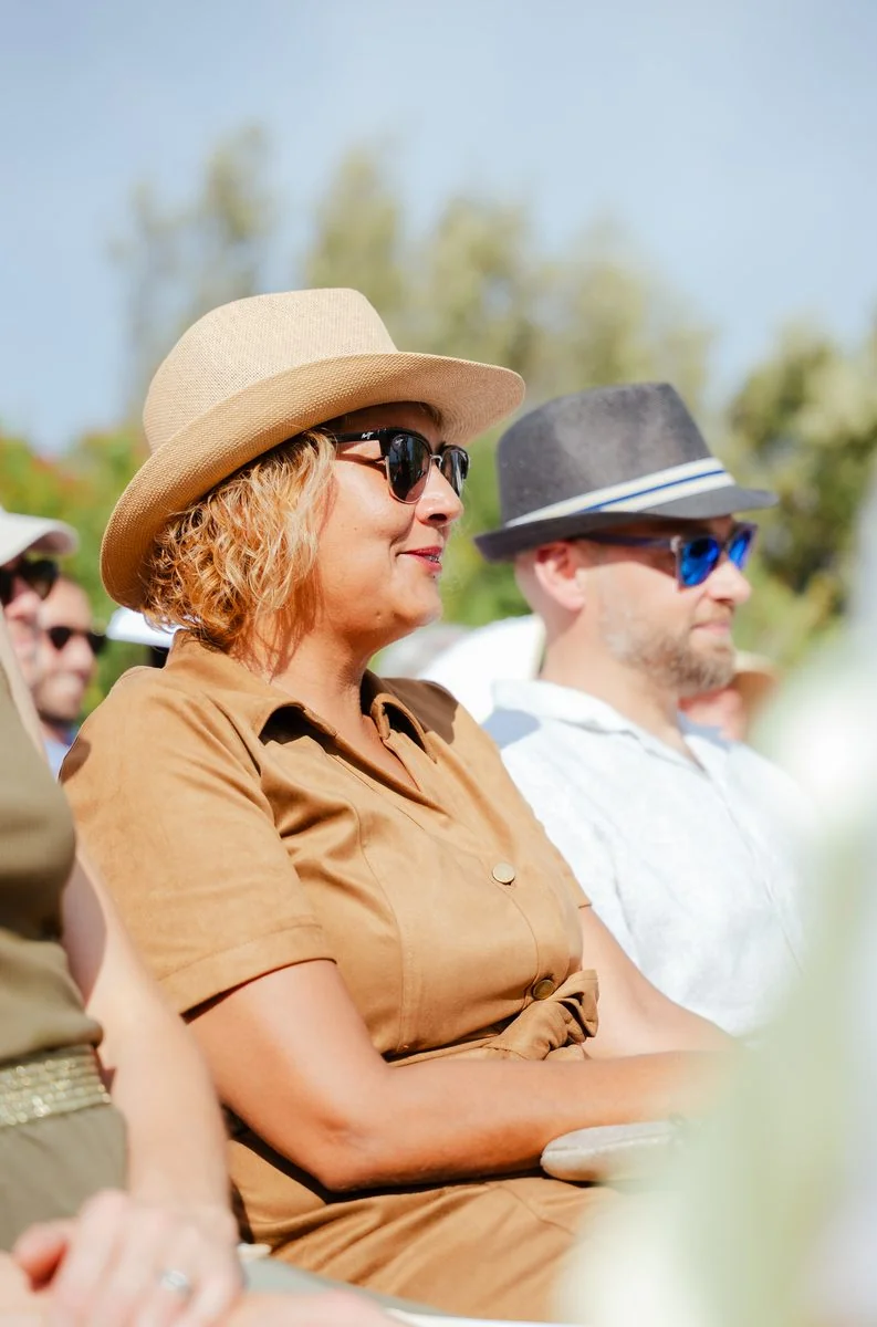 Les invités lors de la cérémonie en plein air – Domaine de Sarson