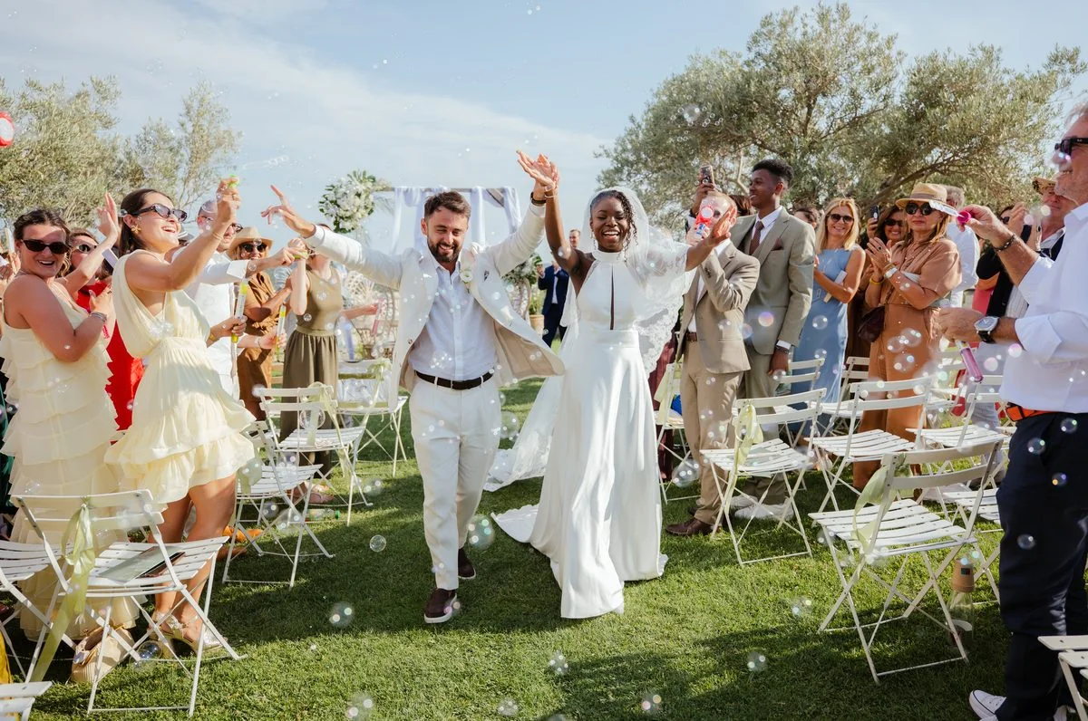 Les mariés à la sortie de cérémonie avec bulles de savon – Domaine de Sarson