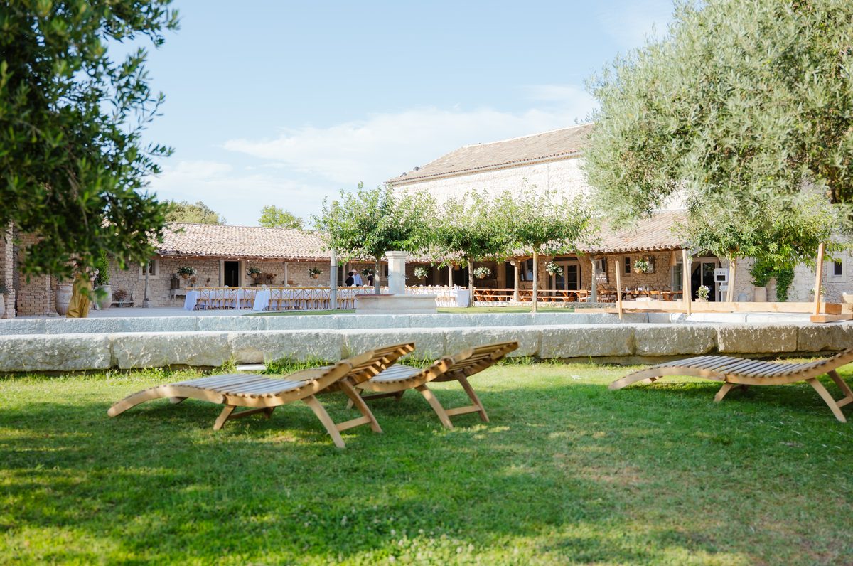 Extérieur du Domaine de Sarson avec terrasse piscine – Grignan