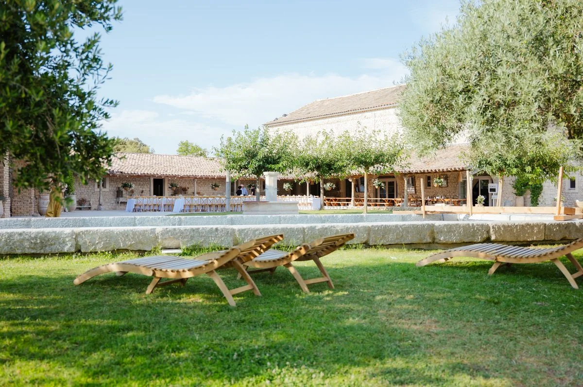 Extérieur du Domaine de Sarson avec terrasse piscine – Grignan