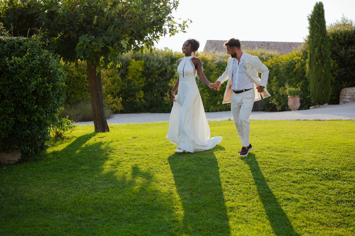 Les mariés courant dans le parc à l'heure dorée – Domaine de Sarson