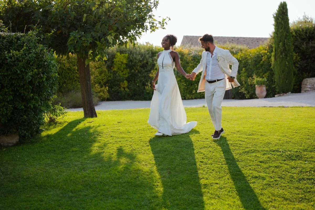 Les mariés courant dans le parc à l'heure dorée – Domaine de Sarson
