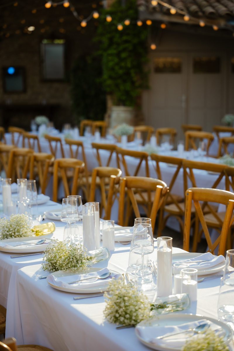 Décoration de table en extérieur au Domaine de Sarson – Drôme