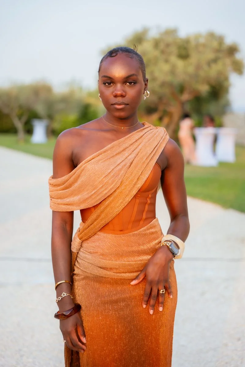 Portrait d'invitée en robe orange à l'heure dorée – Domaine de Sarson
