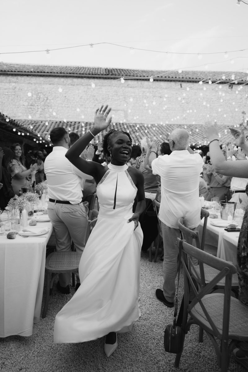 La mariée dansant lors de la soirée – Domaine de Sarson (N&B)