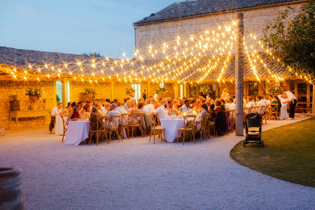 Réception de soirée sous guirlandes lumineuses – Domaine de Sarson