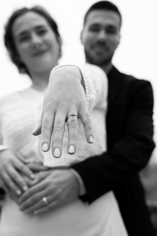 Couple escalier balustrade - photographe mariage Marseille