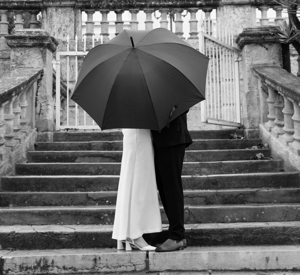 Couple parapluie noir escalier - photo mariage artistique Marseille
