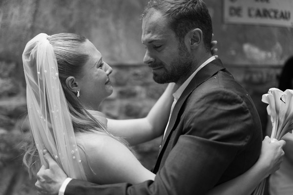 Émotion larmes marié noir et blanc - photo mariage Marseille