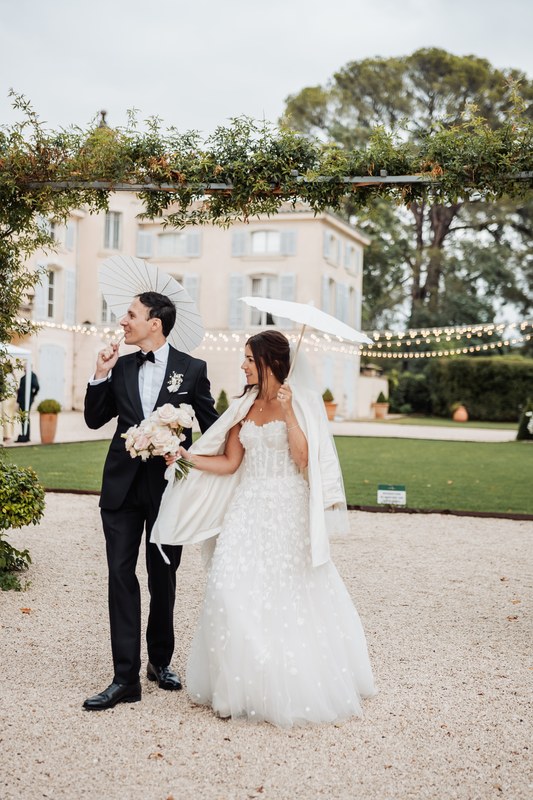 Couple escalier pergola - photographe mariage Provence