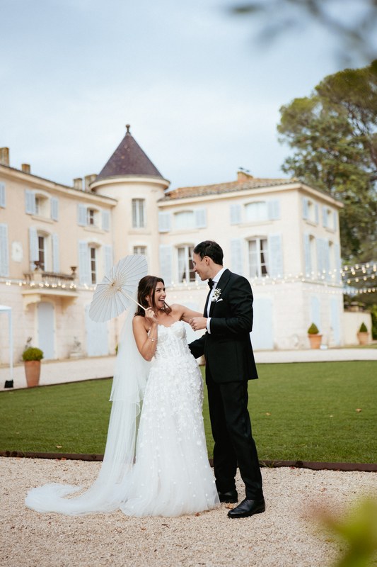 Couple riant château Provence - photographe mariage