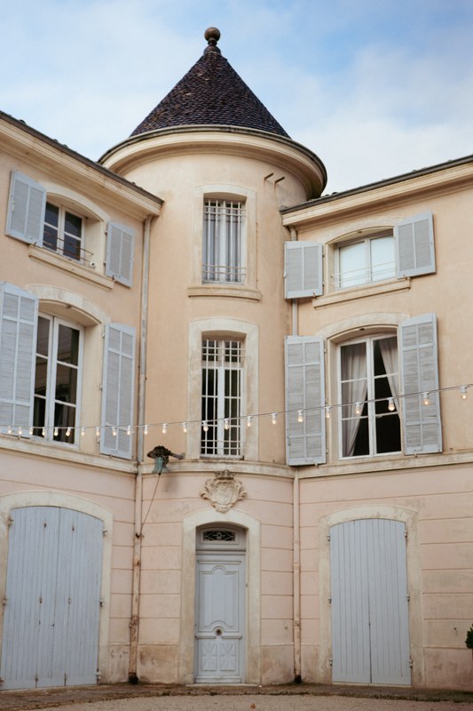 Château Provence guirlandes - photographe mariage