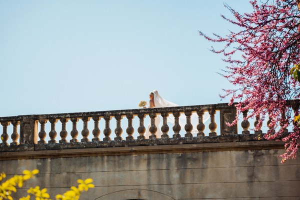 Mariée balustrade fleurs roses - photographe mariage Aix-en-Provence