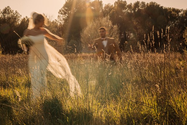 Couple herbes dorées coucher de soleil - photographe mariage Provence