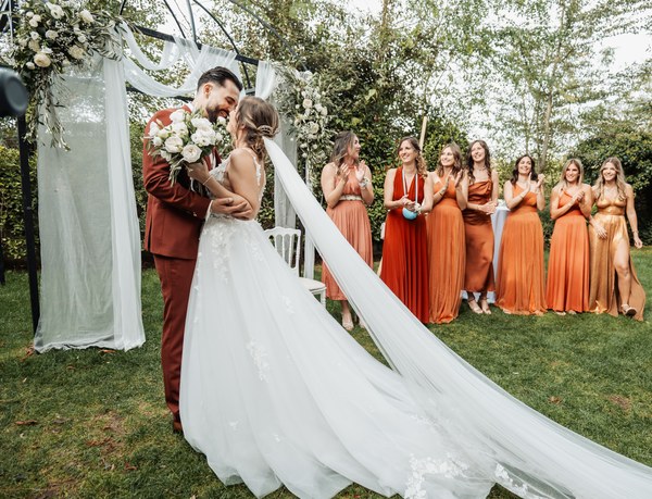 Alliances mains enlacées noir et blanc - photo mariage Marseille