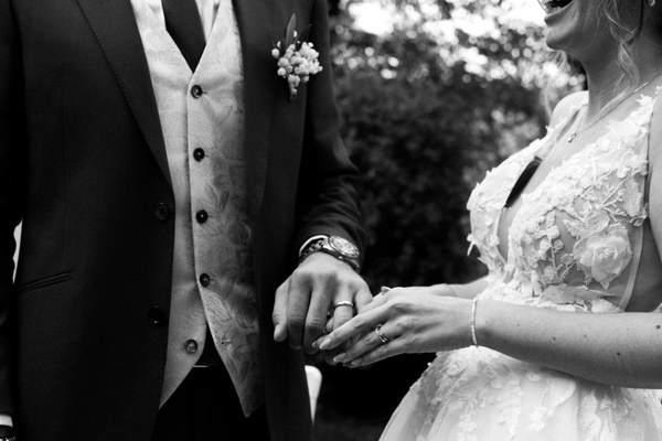 Mains alliances noir et blanc - photographe mariage Marseille