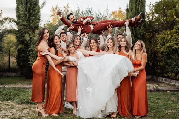 Groupe marié soulevé fête - photographe mariage Provence